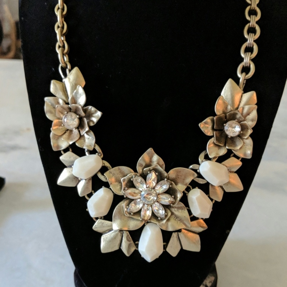 Chloe and Isabel statement necklace NEW